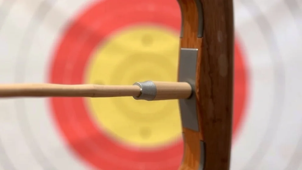 Bögen är lös när den rycker på huvudet